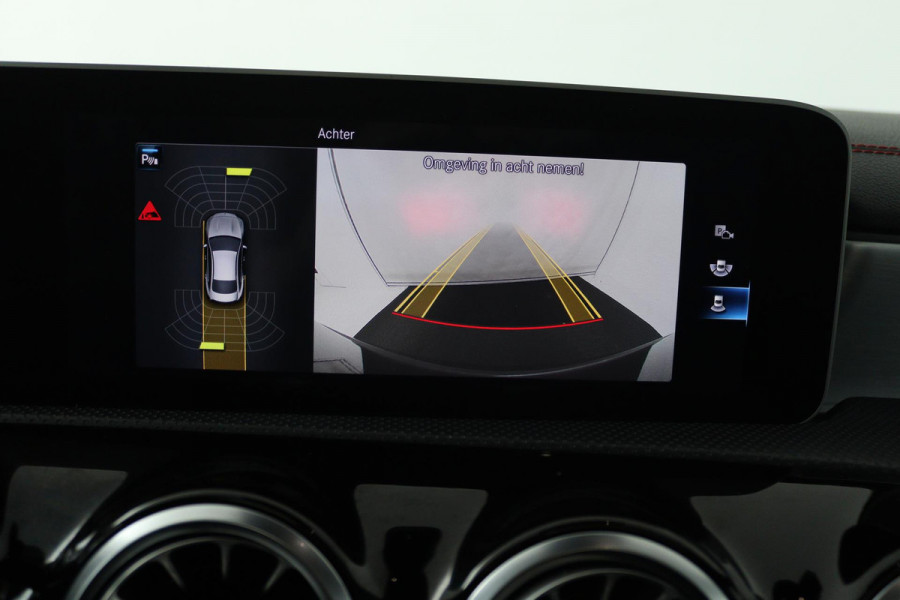 Mercedes-Benz CLA-Klasse 200 Business Solution AMG (PANORAMADAK, SFEERVERLICHTING, STOELVERWARMING, CAMERA, PARKEERSENSOREN)