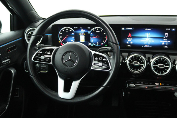 Mercedes-Benz A-Klasse 180 Business Solution Luxury (PANORAMADAK, SFEERVERLICHTING, STOELVERWARMING, ELEKTR STOELEN, CAMERA)