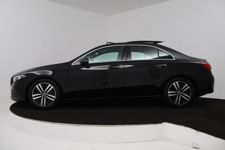 Mercedes-Benz A-Klasse 180 Business Solution Luxury (PANORAMADAK, SFEERVERLICHTING, STOELVERWARMING, ELEKTR STOELEN, CAMERA)