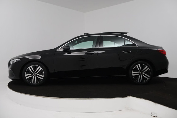 Mercedes-Benz A-Klasse 180 Business Solution Luxury (PANORAMADAK, SFEERVERLICHTING, STOELVERWARMING, ELEKTR STOELEN, CAMERA)
