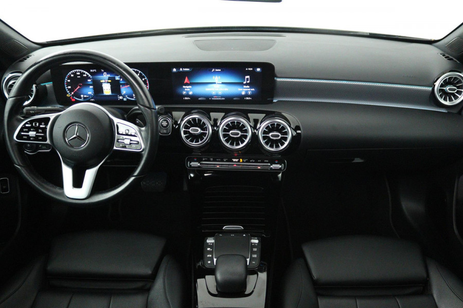 Mercedes-Benz A-Klasse 180 Business Solution Luxury (PANORAMADAK, SFEERVERLICHTING, STOELVERWARMING, ELEKTR STOELEN, CAMERA)