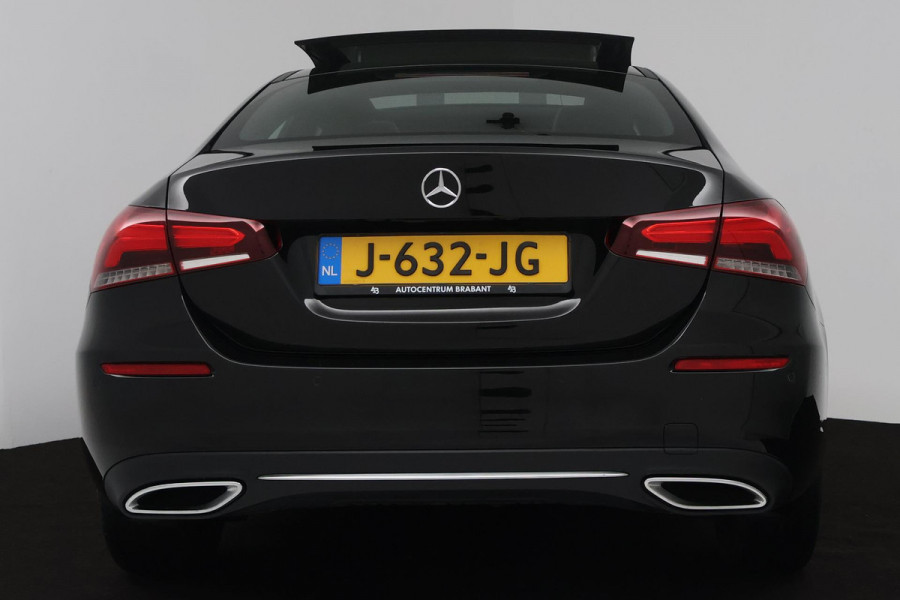 Mercedes-Benz A-Klasse 180 Business Solution Luxury (PANORAMADAK, SFEERVERLICHTING, STOELVERWARMING, ELEKTR STOELEN, CAMERA)