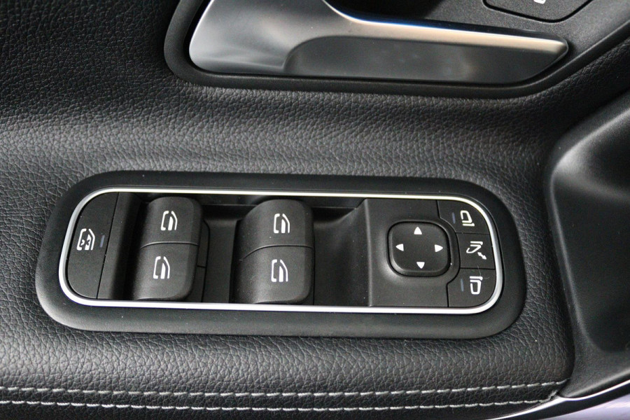 Mercedes-Benz A-Klasse 180 Business Solution Luxury (PANORAMADAK, SFEERVERLICHTING, STOELVERWARMING, ELEKTR STOELEN, CAMERA)