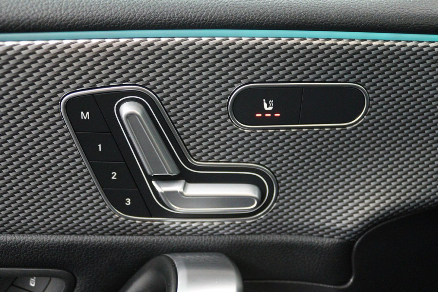 Mercedes-Benz A-Klasse 180 Business Solution Luxury (PANORAMADAK, SFEERVERLICHTING, STOELVERWARMING, ELEKTR STOELEN, CAMERA)