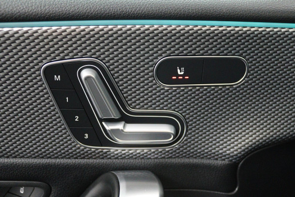 Mercedes-Benz A-Klasse 180 Business Solution Luxury (PANORAMADAK, SFEERVERLICHTING, STOELVERWARMING, ELEKTR STOELEN, CAMERA)