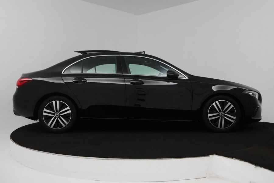 Mercedes-Benz A-Klasse 180 Business Solution Luxury (PANORAMADAK, SFEERVERLICHTING, STOELVERWARMING, ELEKTR STOELEN, CAMERA)