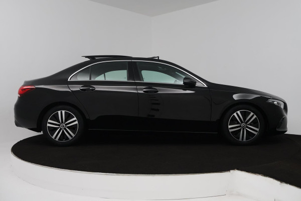 Mercedes-Benz A-Klasse 180 Business Solution Luxury (PANORAMADAK, SFEERVERLICHTING, STOELVERWARMING, ELEKTR STOELEN, CAMERA)