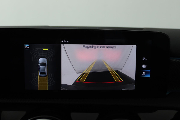Mercedes-Benz A-Klasse 180 Business Solution Luxury (PANORAMADAK, SFEERVERLICHTING, STOELVERWARMING, ELEKTR STOELEN, CAMERA)