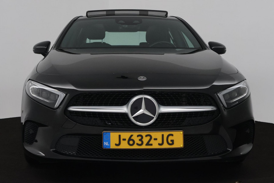 Mercedes-Benz A-Klasse 180 Business Solution Luxury (PANORAMADAK, SFEERVERLICHTING, STOELVERWARMING, ELEKTR STOELEN, CAMERA)