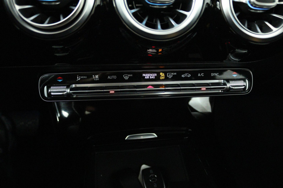 Mercedes-Benz A-Klasse 180 Business Solution Luxury (PANORAMADAK, SFEERVERLICHTING, STOELVERWARMING, ELEKTR STOELEN, CAMERA)