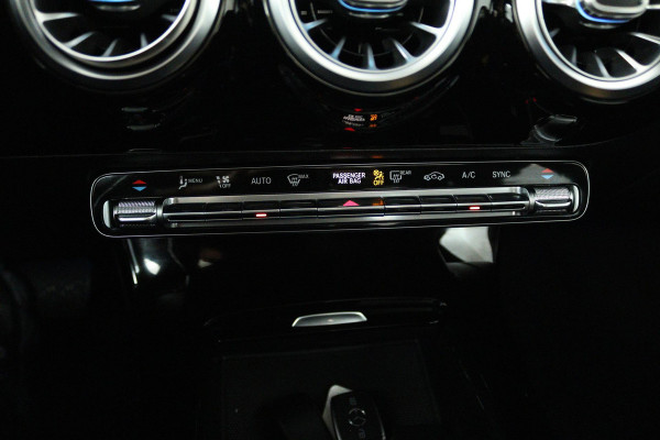 Mercedes-Benz A-Klasse 180 Business Solution Luxury (PANORAMADAK, SFEERVERLICHTING, STOELVERWARMING, ELEKTR STOELEN, CAMERA)
