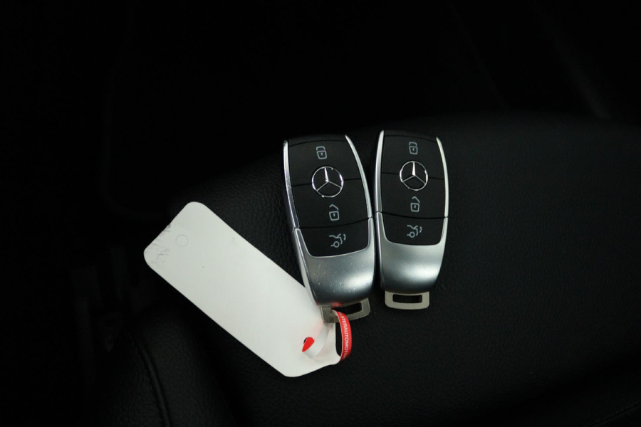 Mercedes-Benz A-Klasse 180 Business Solution Luxury (PANORAMADAK, SFEERVERLICHTING, STOELVERWARMING, ELEKTR STOELEN, CAMERA)