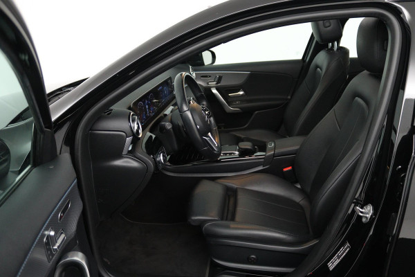 Mercedes-Benz A-Klasse 180 Business Solution Luxury (PANORAMADAK, SFEERVERLICHTING, STOELVERWARMING, ELEKTR STOELEN, CAMERA)