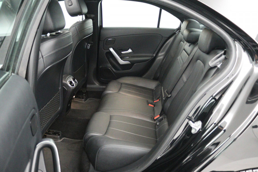 Mercedes-Benz A-Klasse 180 Business Solution Luxury (PANORAMADAK, SFEERVERLICHTING, STOELVERWARMING, ELEKTR STOELEN, CAMERA)