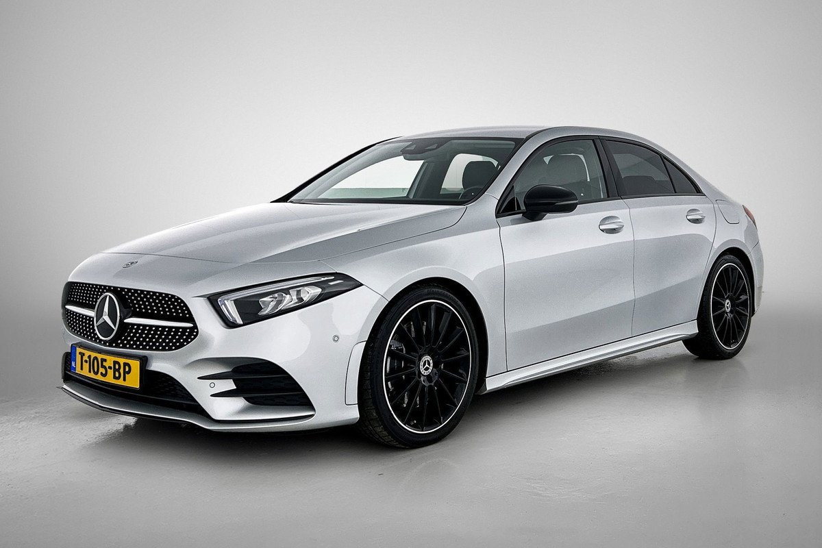 Mercedes-Benz A-Klasse 250 Premium Plus AMG-Line (Dealer OnderH, SfeerVerlichting, Navi, Camera, StoelV, Cruise Con, Etc)
