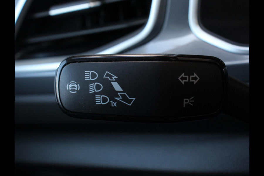 Volkswagen T-Roc 1.5 TSI Style Climate control Adaptive cruise control Navigatie Lichtmetalen Velgen Airco Parkeer sensoren Achteruitrijcamera Apple Carplay/ Android Auto