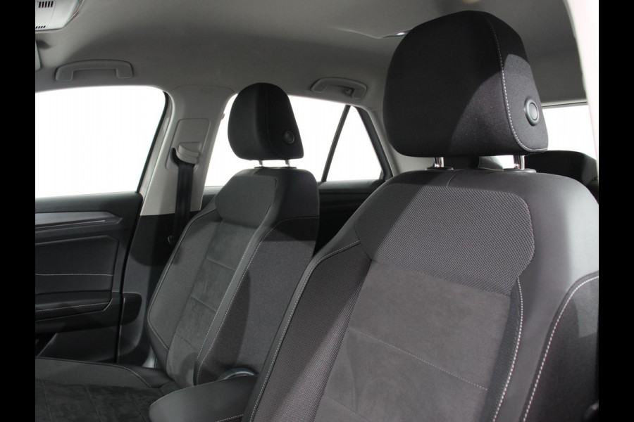 Volkswagen T-Roc 1.5 TSI Style Climate control Adaptive cruise control Navigatie Lichtmetalen Velgen Airco Parkeer sensoren Achteruitrijcamera Apple Carplay/ Android Auto
