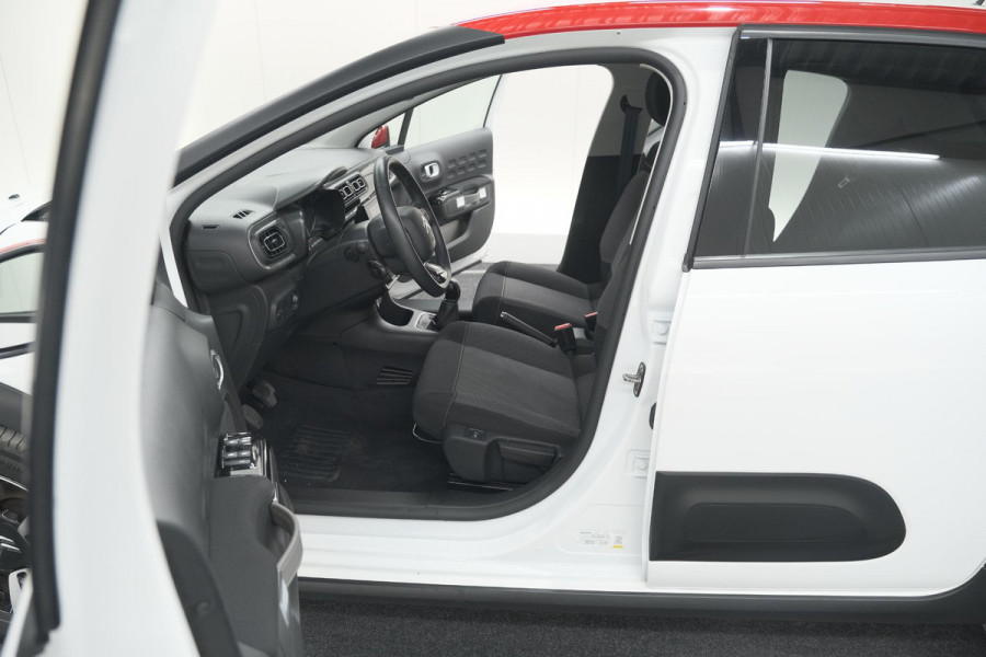 Citroën C3 PureTech 82 Feel Edition | Parkeersensoren | Apple Carplay | Stoelverwarming | 16 Inch Lichtmetalen Velgen