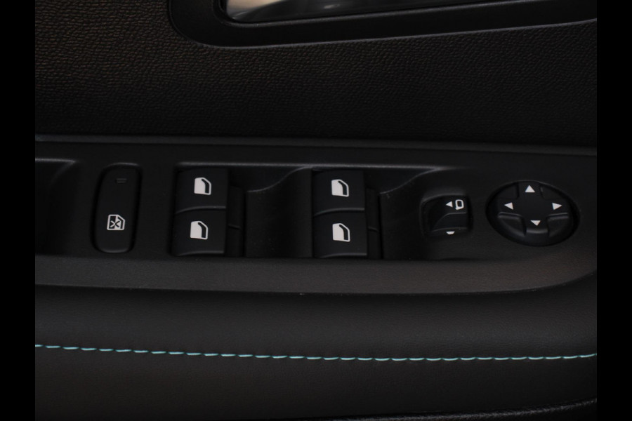 Peugeot 208 1.2 PureTech Allure Pack Climate control Adaptive cruise control LED Achteruitrijcamera Parkeersensor achter Verwarmde voorstoelen Apple Carplay/ Android Auto