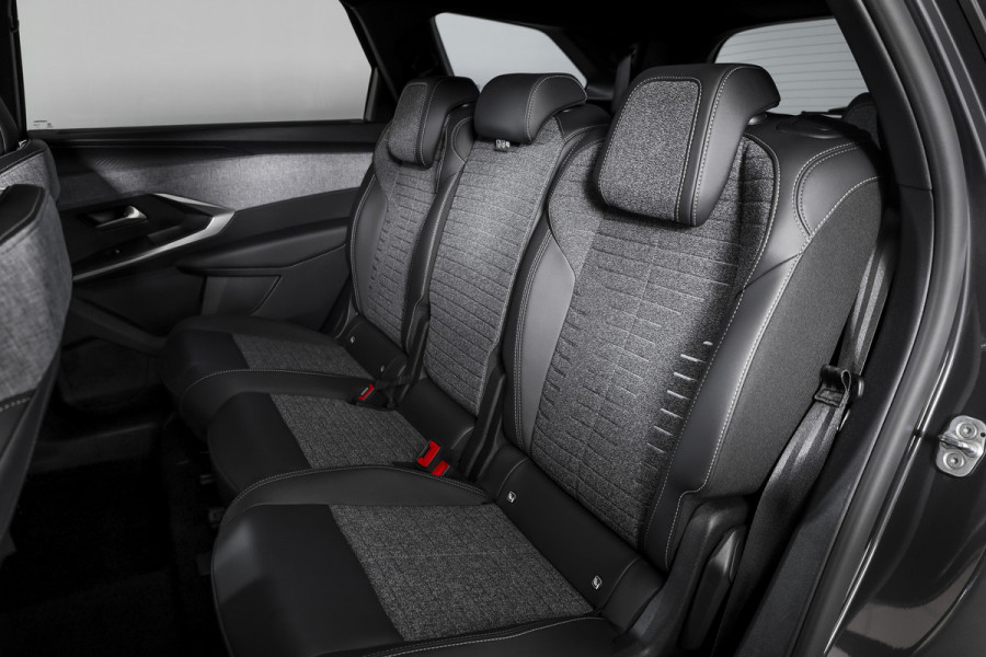 Peugeot 5008 1.2 Hybrid 145 Allure 7p. | Dig. Cockpit | Cruise | Stoelverw. | PDC | Camera | App. Connect | ECC | LM 19" | 8192
