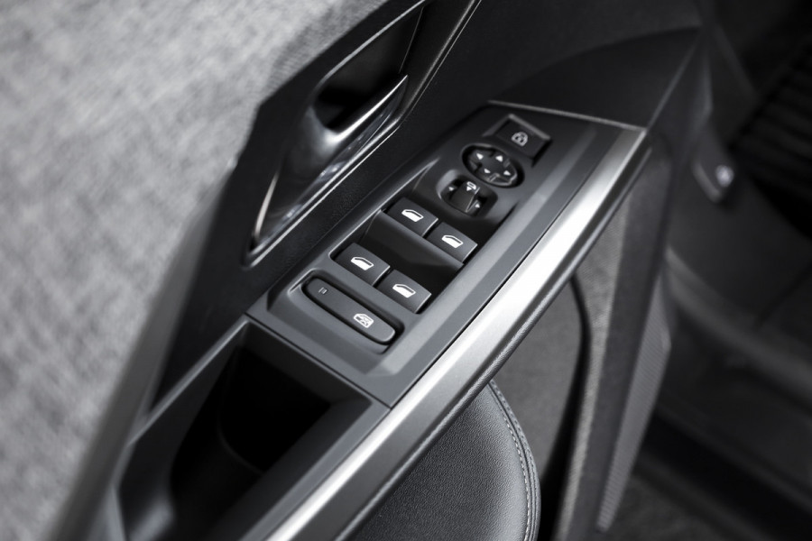 Peugeot 5008 1.2 Hybrid 145 Allure 7p. | Dig. Cockpit | Cruise | Stoelverw. | PDC | Camera | App. Connect | ECC | LM 19" | 8192