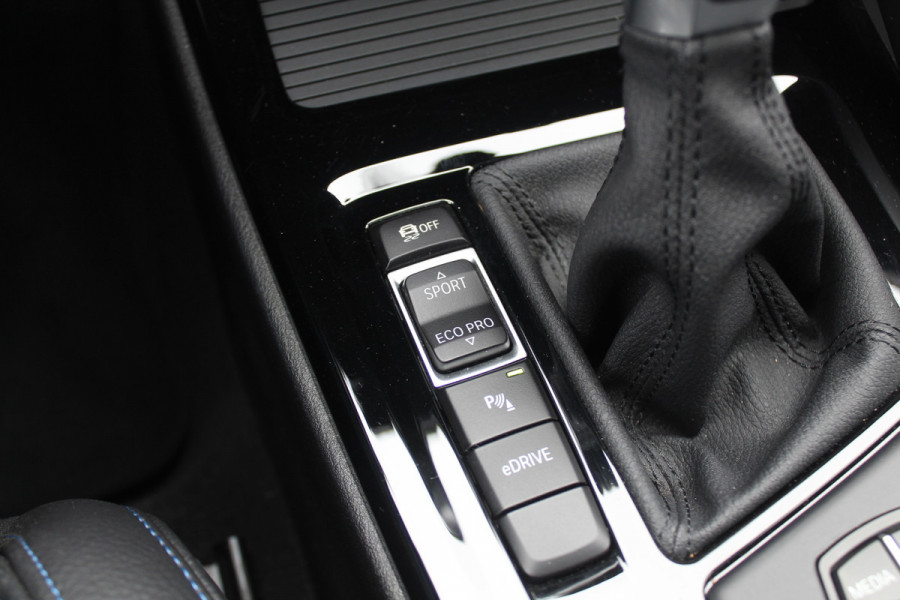 BMW X1 xDrive25e eDrive Ed. M Sport / Trekhaak / Panoramadak / Camera / Head-up / 19'' / Memory seats / Leder / Stuurverwarming / Navigatie / DAB / Stoelverwarming / Cruise Control