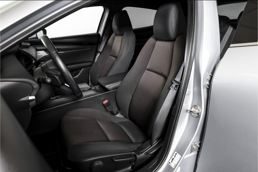 Mazda 3 2.0 e-SkyActiv-G M 122 Comfort met Bose | Bose Audio | Head-up Disp. | Adapt.Cruise | Stoel-+Stuurverw. | 360 Camera | NAV+App.Connect | Auto.Airco | LM 18" |