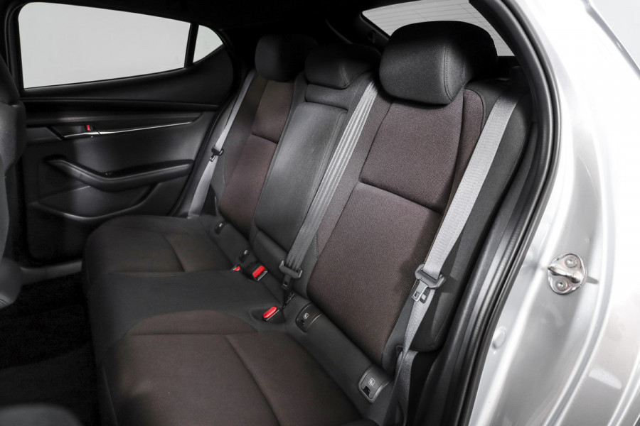 Mazda 3 2.0 e-SkyActiv-G M 122 Comfort met Bose | Bose Audio | Head-up Disp. | Adapt.Cruise | Stoel-+Stuurverw. | 360 Camera | NAV+App.Connect | Auto.Airco | LM 18" |