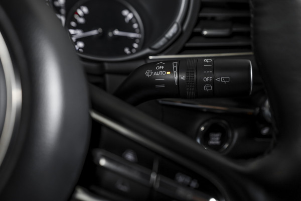 Mazda 3 2.0 e-SkyActiv-G M 122 Comfort met Bose | Bose Audio | Head-up Disp. | Adapt.Cruise | Stoel-+Stuurverw. | 360 Camera | NAV+App.Connect | Auto.Airco | LM 18" |