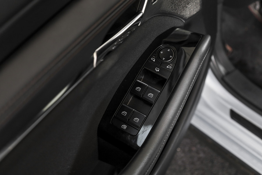 Mazda 3 2.0 e-SkyActiv-G M 122 Comfort met Bose | Bose Audio | Head-up Disp. | Adapt.Cruise | Stoel-+Stuurverw. | 360 Camera | NAV+App.Connect | Auto.Airco | LM 18" |
