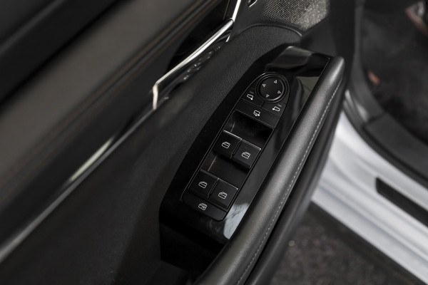 Mazda 3 2.0 e-SkyActiv-G M 122 Comfort met Bose | Bose Audio | Head-up Disp. | Adapt.Cruise | Stoel-+Stuurverw. | 360 Camera | NAV+App.Connect | Auto.Airco | LM 18" |