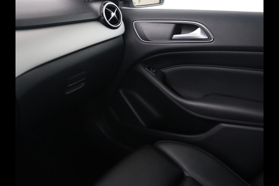 Mercedes-Benz B-Klasse 180 Ambition | Trekhaak| Automaat | Bluetooth | Navigatie | parkeersensor | LMV 18 inch | Leder | LED | Airco