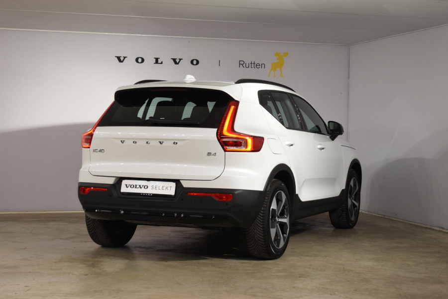 Volvo XC40 B4 211PK automaat Plus Dark / Navigatie / Harman Kardon / Stuur & Stoelverwarming / 19" Velgen / Trekhaak / Elektrische stoelverst. met geheugen