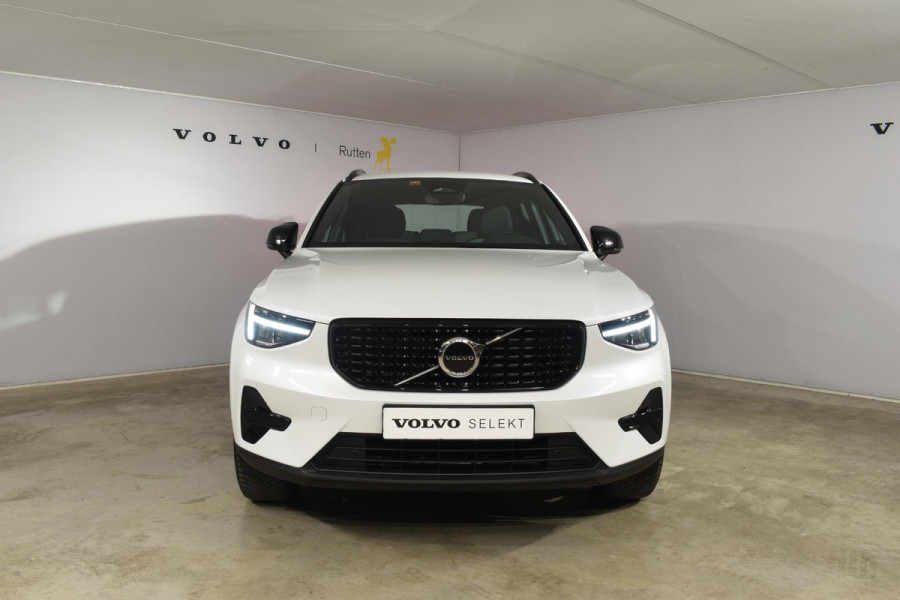 Volvo XC40 B4 211PK automaat Plus Dark / Navigatie / Harman Kardon / Stuur & Stoelverwarming / 19" Velgen / Trekhaak / Elektrische stoelverst. met geheugen