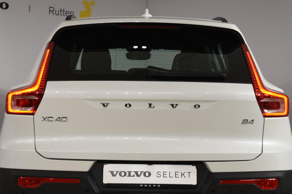 Volvo XC40 B4 211PK automaat Plus Dark / Navigatie / Harman Kardon / Stuur & Stoelverwarming / 19" Velgen / Trekhaak / Elektrische stoelverst. met geheugen