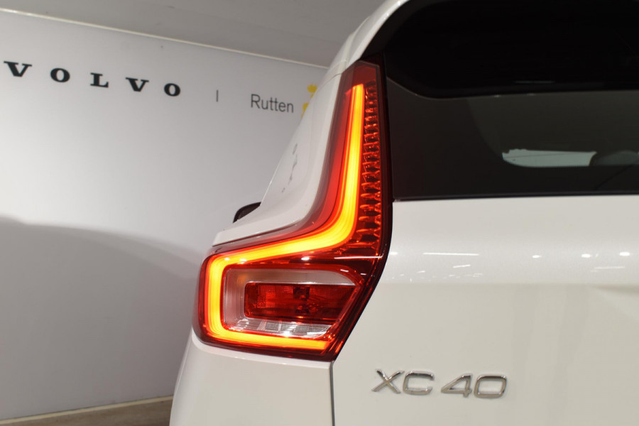 Volvo XC40 B4 211PK automaat Plus Dark / Navigatie / Harman Kardon / Stuur & Stoelverwarming / 19" Velgen / Trekhaak / Elektrische stoelverst. met geheugen