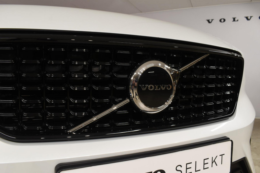 Volvo XC40 B4 211PK automaat Plus Dark / Navigatie / Harman Kardon / Stuur & Stoelverwarming / 19" Velgen / Trekhaak / Elektrische stoelverst. met geheugen