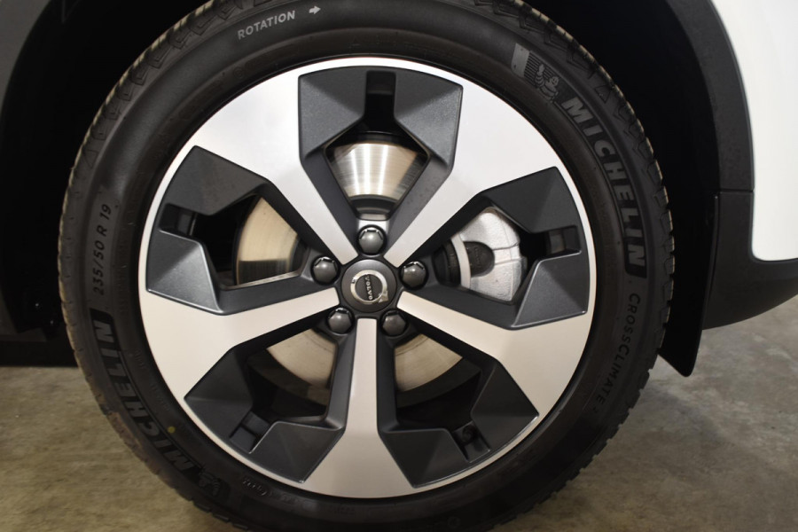 Volvo XC40 B4 211PK automaat Plus Dark / Navigatie / Harman Kardon / Stuur & Stoelverwarming / 19" Velgen / Trekhaak / Elektrische stoelverst. met geheugen