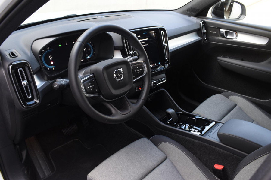 Volvo XC40 B4 211PK automaat Plus Dark / Navigatie / Harman Kardon / Stuur & Stoelverwarming / 19" Velgen / Trekhaak / Elektrische stoelverst. met geheugen