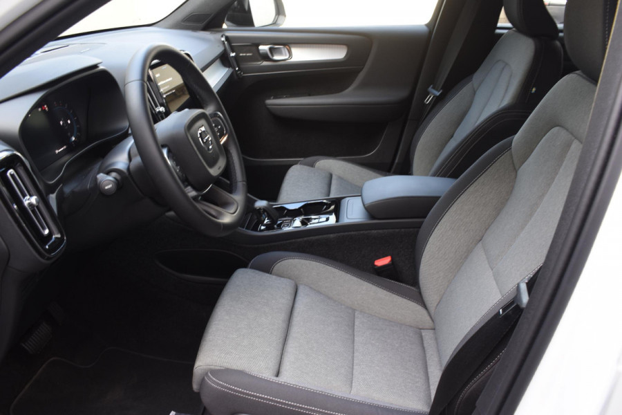 Volvo XC40 B4 211PK automaat Plus Dark / Navigatie / Harman Kardon / Stuur & Stoelverwarming / 19" Velgen / Trekhaak / Elektrische stoelverst. met geheugen