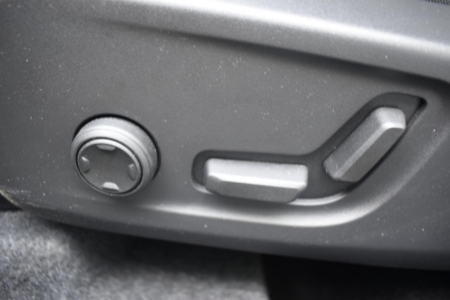 Volvo XC40 B4 211PK automaat Plus Dark / Navigatie / Harman Kardon / Stuur & Stoelverwarming / 19" Velgen / Trekhaak / Elektrische stoelverst. met geheugen