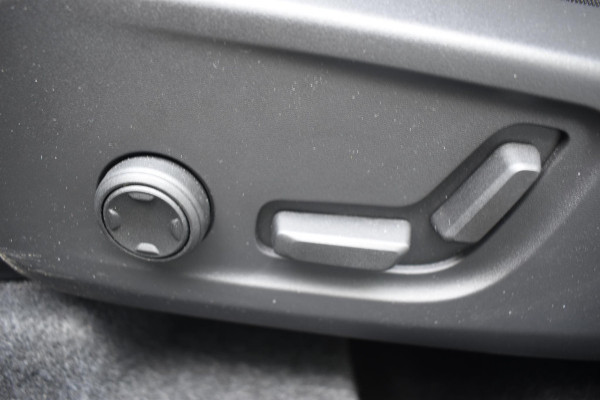 Volvo XC40 B4 211PK automaat Plus Dark / Navigatie / Harman Kardon / Stuur & Stoelverwarming / 19" Velgen / Trekhaak / Elektrische stoelverst. met geheugen