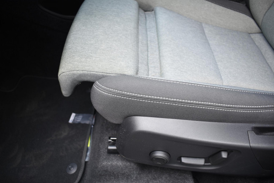 Volvo XC40 B4 211PK automaat Plus Dark / Navigatie / Harman Kardon / Stuur & Stoelverwarming / 19" Velgen / Trekhaak / Elektrische stoelverst. met geheugen