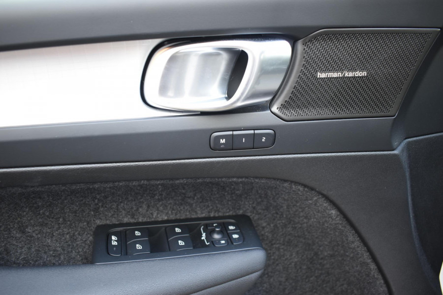Volvo XC40 B4 211PK automaat Plus Dark / Navigatie / Harman Kardon / Stuur & Stoelverwarming / 19" Velgen / Trekhaak / Elektrische stoelverst. met geheugen