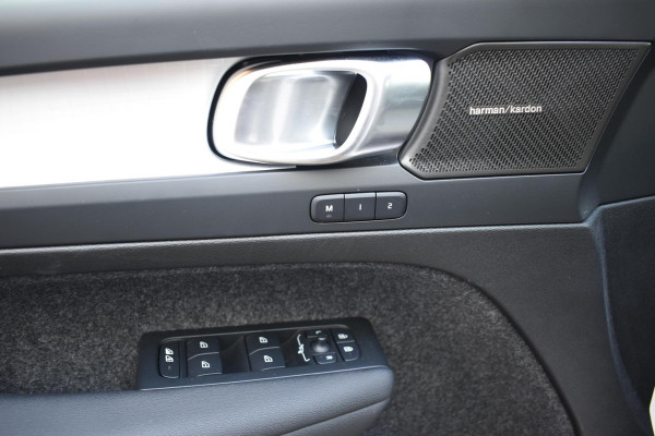 Volvo XC40 B4 211PK automaat Plus Dark / Navigatie / Harman Kardon / Stuur & Stoelverwarming / 19" Velgen / Trekhaak / Elektrische stoelverst. met geheugen