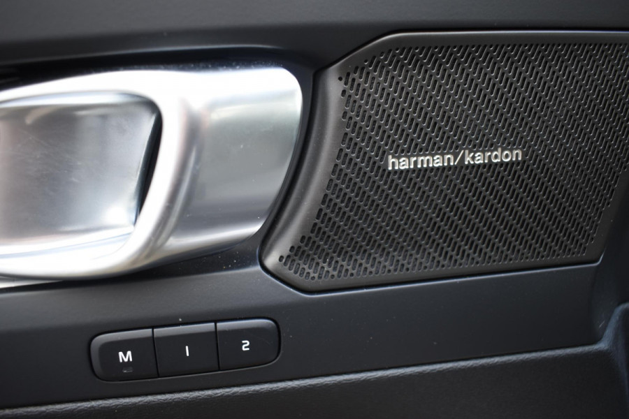 Volvo XC40 B4 211PK automaat Plus Dark / Navigatie / Harman Kardon / Stuur & Stoelverwarming / 19" Velgen / Trekhaak / Elektrische stoelverst. met geheugen