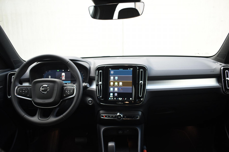 Volvo XC40 B4 211PK automaat Plus Dark / Navigatie / Harman Kardon / Stuur & Stoelverwarming / 19" Velgen / Trekhaak / Elektrische stoelverst. met geheugen