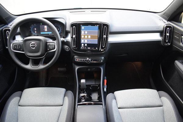 Volvo XC40 B4 211PK automaat Plus Dark / Navigatie / Harman Kardon / Stuur & Stoelverwarming / 19" Velgen / Trekhaak / Elektrische stoelverst. met geheugen