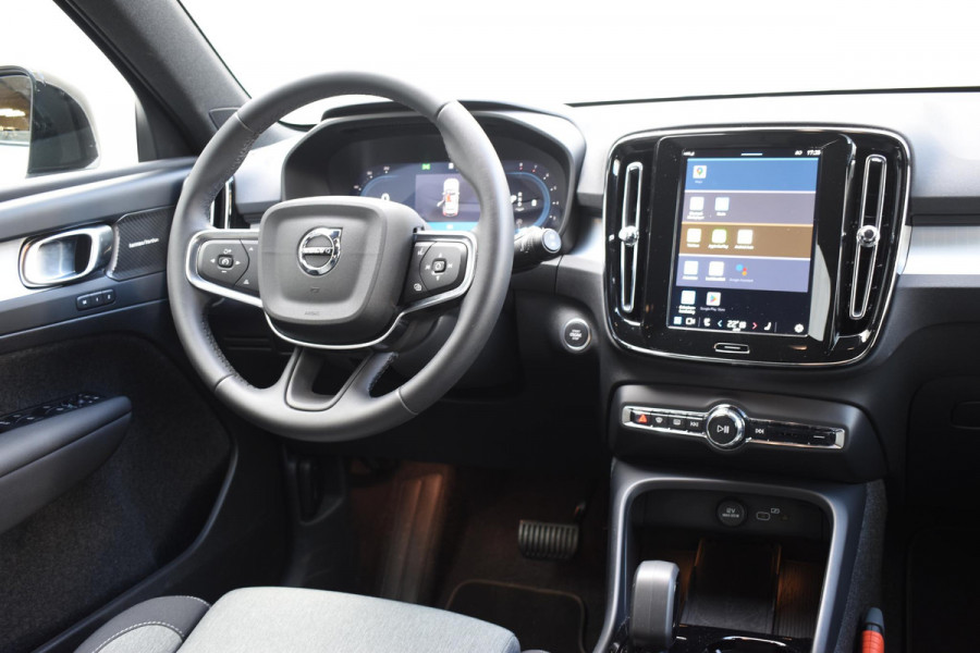 Volvo XC40 B4 211PK automaat Plus Dark / Navigatie / Harman Kardon / Stuur & Stoelverwarming / 19" Velgen / Trekhaak / Elektrische stoelverst. met geheugen