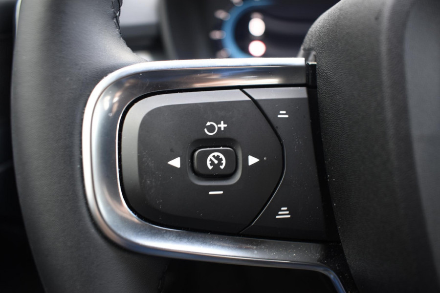 Volvo XC40 B4 211PK automaat Plus Dark / Navigatie / Harman Kardon / Stuur & Stoelverwarming / 19" Velgen / Trekhaak / Elektrische stoelverst. met geheugen